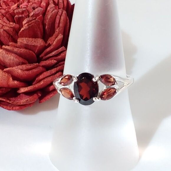 Garnet Ring 2 Carats tw Size 7 - Picture 3 of 6